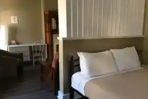 Auberge Saint-Louis, Леви