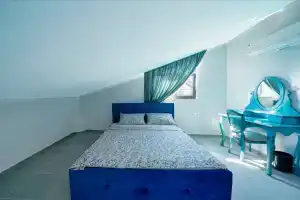 Only Blue Rhapsody, Гечек