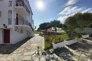 Barbara Studios & Apartments, Свороната