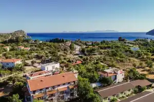Karia Apart, Месудие