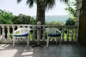 Two Palms Villa, Затон