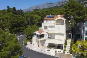 Villa Dalmatino, Брела