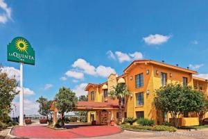 Отель «Super 8 by Wyndham San Antonio Near SeaWorld Ingram Park», Сан-Антонио