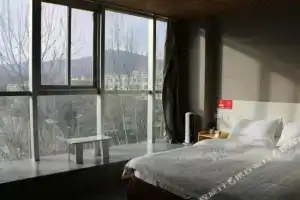 Lhasa Honey Bee Hub, Лхаса