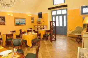 Albergo Roses, Паола
