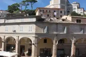 Prima Colonna Del Loggiato - Suite, Фермо