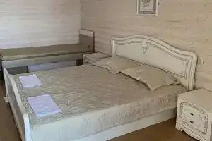 Гостиница «Грифон», Приветное