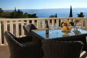 Villa White House, Омис