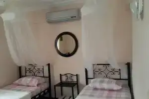 Ugur Pansiyon, Бозджаада