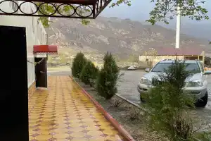 Гостиница «Абрикосовый рай», Голотль