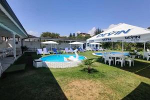 Weißer Schwan, Шкорпиловци