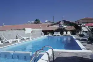 Christinantzela Apartments, Коккари