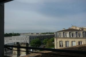 Chartrons - Nice apartment overlooking the Garonne, Бордо