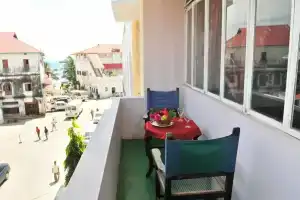 Freddie Mercury Apartments, Бубубу