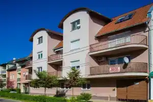 Lux Apartmanok, Хайдусобосло