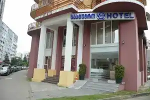 Ваш номер с 2 односпальными кроватями всего в 900 м от побережья Батуми