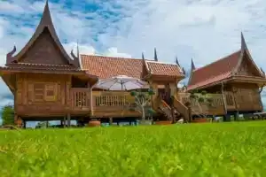 Bansuan-Pechchompoo, Бан Пхе