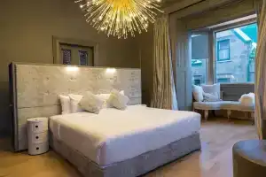 Hôtel Nomad, Леви