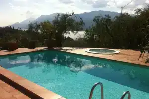 Villa with pool and beautiful lake view, Мальчезине