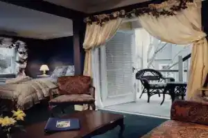 Rosewood Inn, Виктория