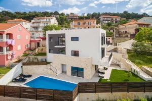 Villa Salt - 10 people, heated pool, Trogir, near beach & Split airport, Трогир