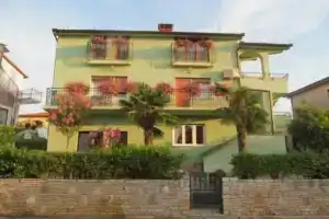Esther Apartment, Štinjan