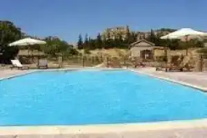 Aloni Cottages, Митимна
