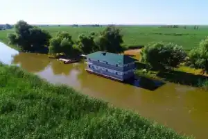 Рыболовно-охотничий клуб «Пиранья-дельта», Цветное