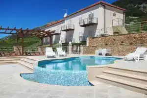 Villa Lara Apartments, Бол