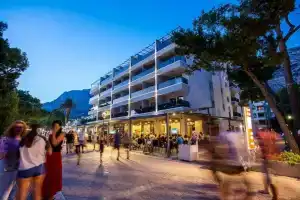 Apartment With 2 Bedrooms in Makarska, With Wonderful sea View, Furnished Terrace and Wifi, Макарска