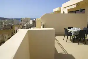 Tulip Court Penthouse, Аура