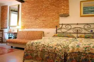 Sea View Suites, Вернацца