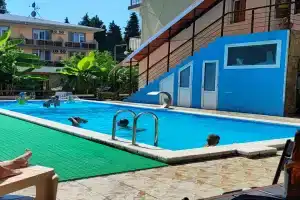Отель у моря, Солоники