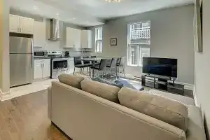 Plateau Prime Suite Plus A. C. Parking, Монреаль