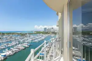 Ilikai Marina One Bedroom Harbor View Condos - Walk to Ala Moana Beach Park!, Гонолулу