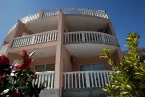 Apartments Bella Vista, Каменари