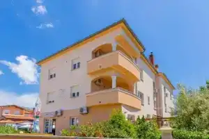 Apartment 1819, Медулин