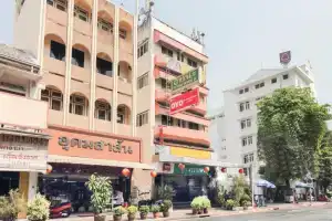 Oyo 537 Na Banglampoo Hotel, Бангкок