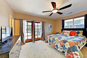 New Listing! Updated Sanctuary W Backyard Oasis 3 Bedroom Home, Бенд