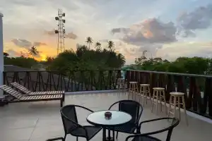 Violet Inn Hotel, Дхараванду