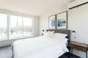 Stunning Split Level 3 Br Little Italy Apartment, Монреаль