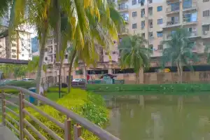 A Lake HouZz, Байян Лепас