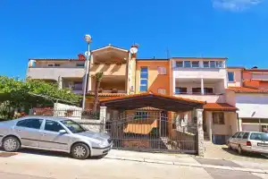 Apartments Orijana 898, Пула