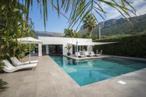 Beautiful Luxury Villa in Sicilian Style With Beautiful Private Pool and Garden, Терразини