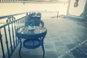 7 Days Inn, Дали
