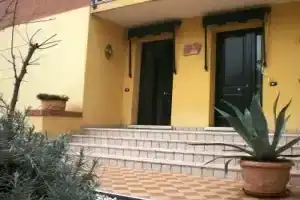 My Casa Elisa, Мира