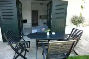 Julies Apartments, Коккини-Хани