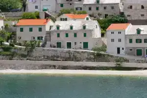 Beautiful Holiday Home on the Island Brac, With the Sea and a Small Beach in Front of the Door, Пучишче