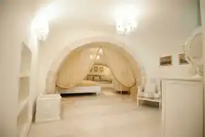 Gnostre Holidays, Ночи