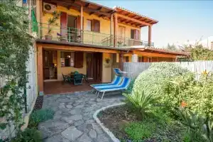 Strelitzia Holiday House, Капитана
